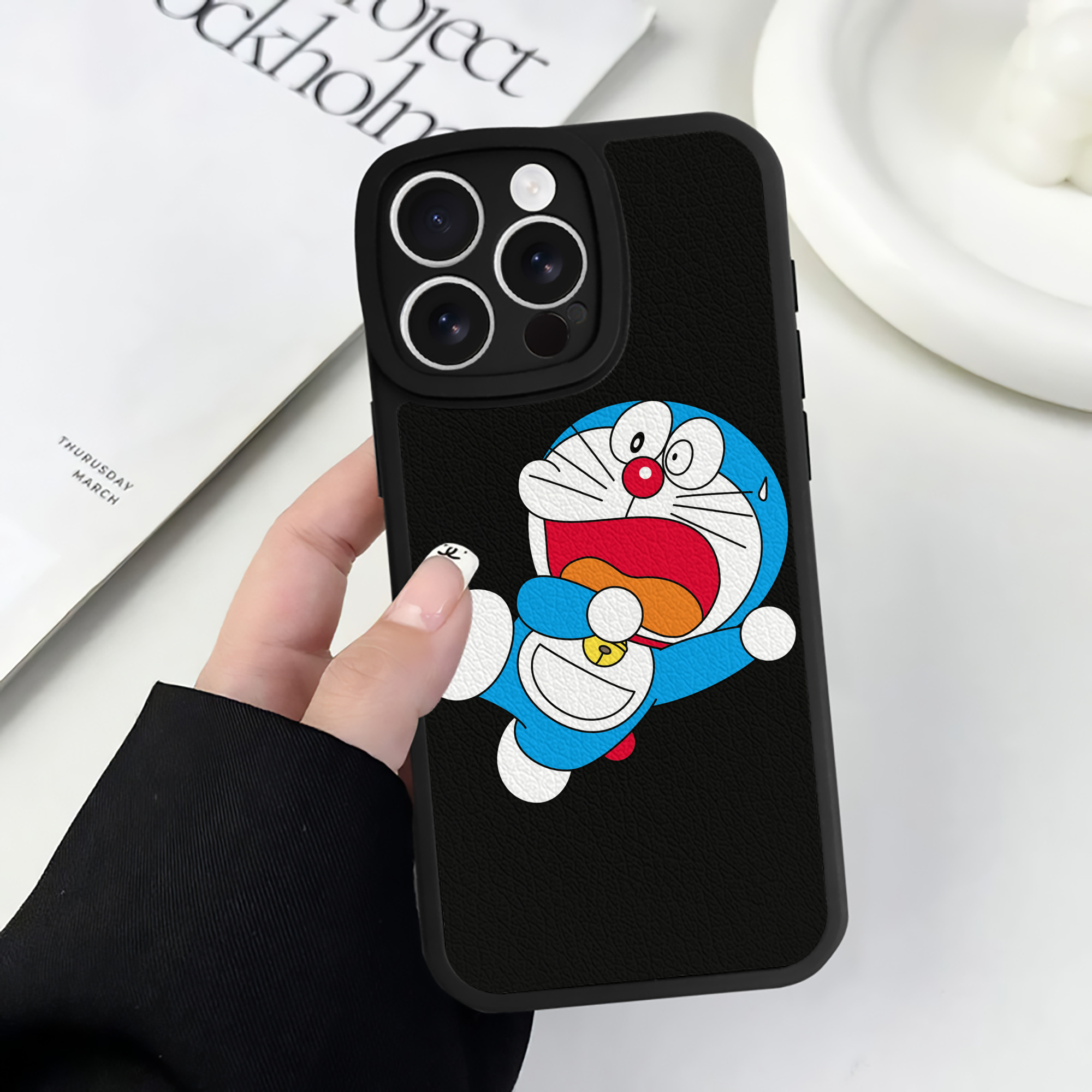 （画像用） ドラえもん Doraemon 【iPhone 16シリーズ対応】シリコンスマホケース（レザー調） 材質：シリコン